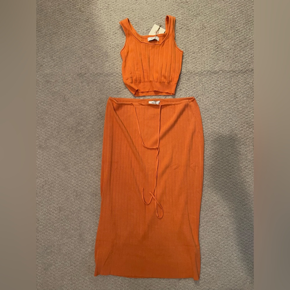 Rihoas never worn crop top and matching tie on skirt. Size M, orange ribbed